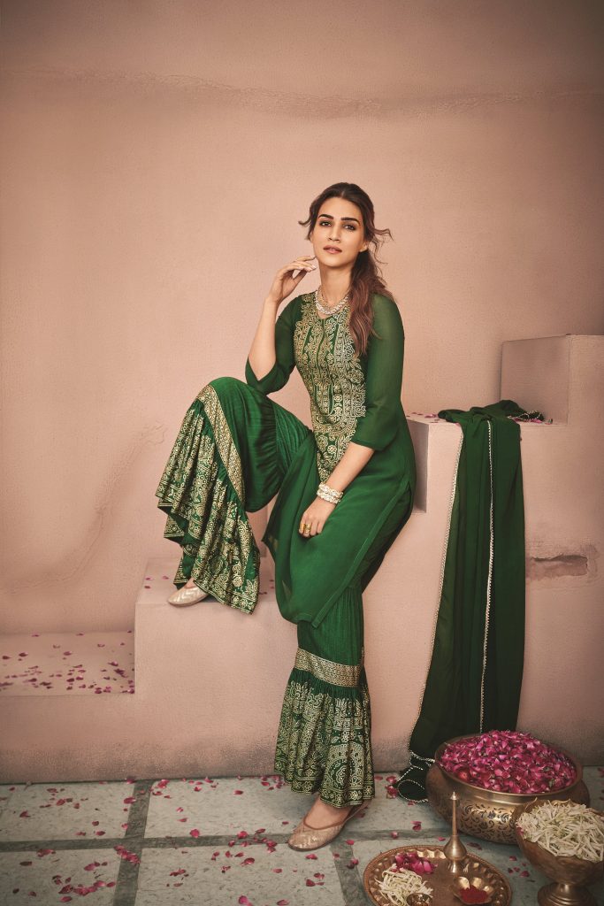 Kriti Sanon in classic chikankari kurti pants set from @noorkari.in a  casual day out 🌟🌟🌟 … | Indian designer outfits, Indian kurti designs,  Indian designer suits