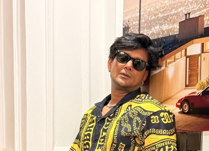 Ronny Rajhit promoting his single Sharmili SharmiliNa